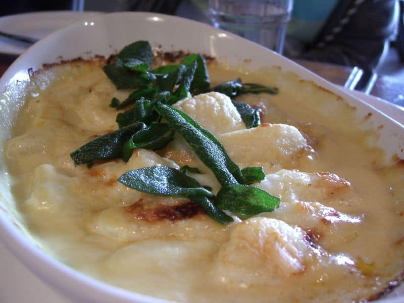 gnocchi con taleggio,gnocchi con fonduta,composta di cipolle balsamiche